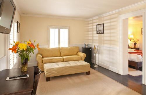 Dunmore Town Hotel | Coral Sands Inn & Cottages