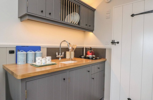 Newtonmore Cottage | CORALDIE, romantic, with open fire in Newtonmore