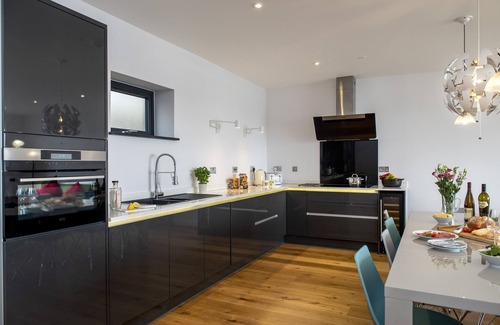 Portwrinkle House | Cormorant - Beachside House with Terrace Hot Tub & Stunning Views