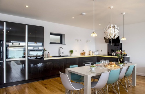 Portwrinkle House | Cormorant - Beachside House with Terrace Hot Tub & Stunning Views