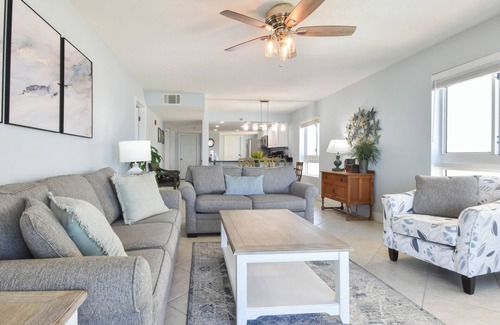 Destin Condo | Corner condo at Destin Towers overlooking Gulf-front pool & beach!