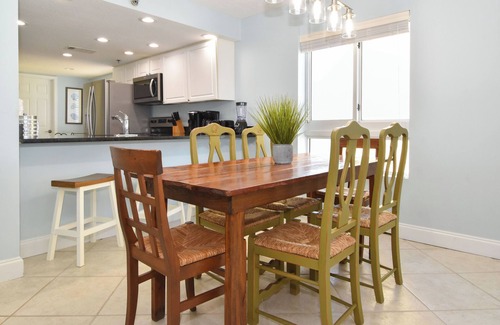 Destin Condo | Corner condo at Destin Towers overlooking Gulf-front pool & beach!