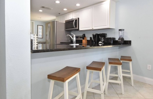 Destin Condo | Corner condo at Destin Towers overlooking Gulf-front pool & beach!