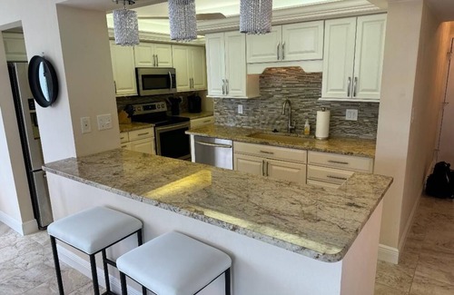 Marco Island Condo | Corner Condo with Beachviews at South Seas Tower 3—steps from Tiger Tail Beach!