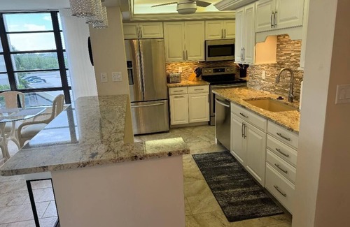 Marco Island Condo | Corner Condo with Beachviews at South Seas Tower 3—steps from Tiger Tail Beach!