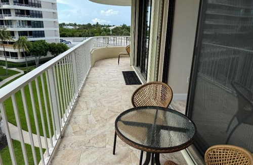 Marco Island Condo | Corner Condo with Beachviews at South Seas Tower 3—steps from Tiger Tail Beach!
