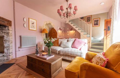 Norton St. Philip House | Corner Cottage with Hot Tub & Parking