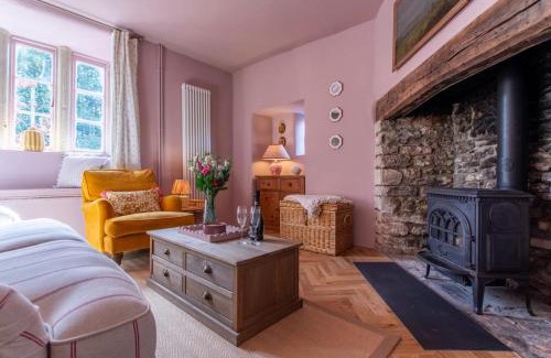 Norton St. Philip House | Corner Cottage with Hot Tub & Parking