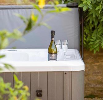 Norton St. Philip House | Corner Cottage with Hot Tub & Parking