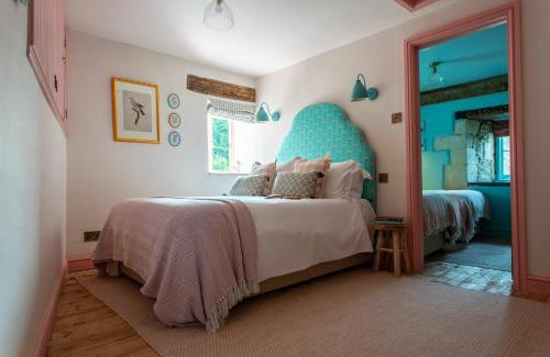 Norton St. Philip House | Corner Cottage with Hot Tub & Parking