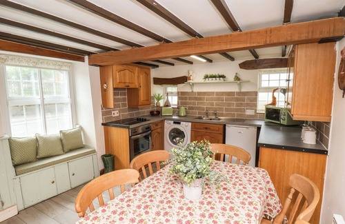 Thornton Dale Cottage | CORNER COTTAGE, pet friendly, with open fire in Thornton Dale