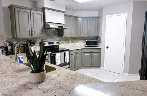Southeast Arlington House | Corner Lot 4-bedroom house in Arlington with WiFi, AC