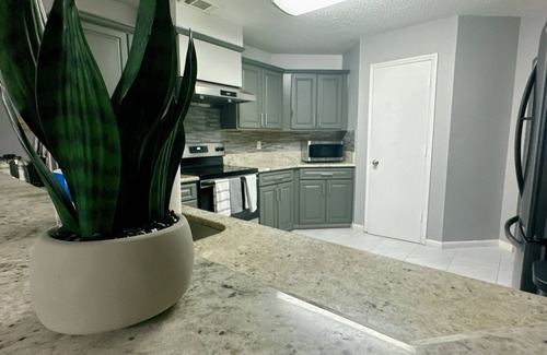 Southeast Arlington House | Corner Lot 4-bedroom house in Arlington with WiFi, AC