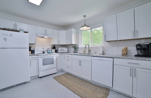 Northside Apartment | Corner Lot Charmer | Prime North Chatt (right unit)
