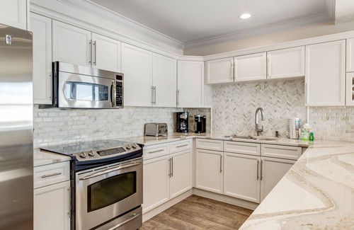 Destin Condo | Corner Luxury Condo - Pools, Hot Tubs & Gym - Gulf-View Balcony, WiFi, W/D & AC