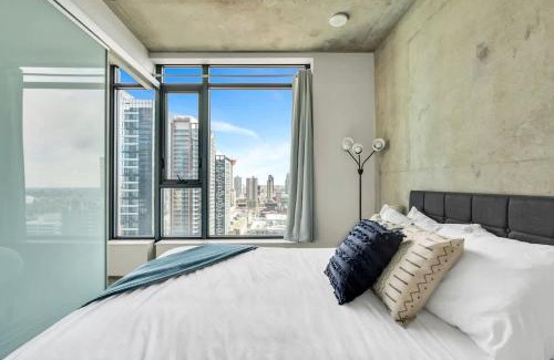 Connaught House | Corner Luxury High-Rise Condo Sleeps 7