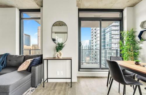 Connaught House | Corner Luxury High-Rise Condo Sleeps 7
