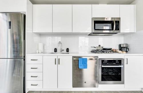 Connaught House | Corner Luxury High-Rise Condo Sleeps 7