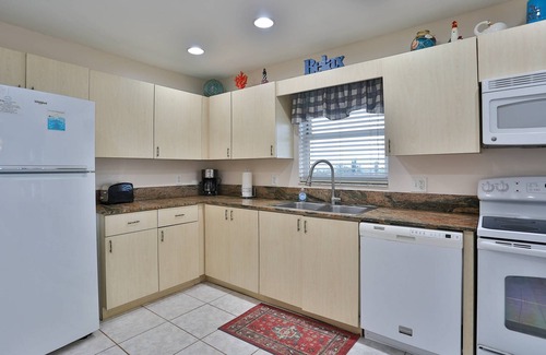 Madeira Beach Condo | Corner Unit. 2 Bedroom+Bonus Room/Den. Overlooking the Gulf. Amazing Views! Easy Walk to Johns Pass.
