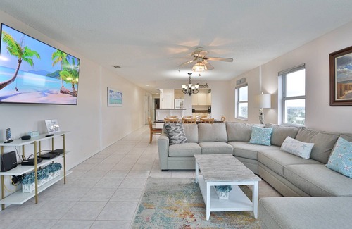 Madeira Beach Condo | Corner Unit. 2 Bedroom+Bonus Room/Den. Overlooking the Gulf. Amazing Views! Easy Walk to Johns Pass.