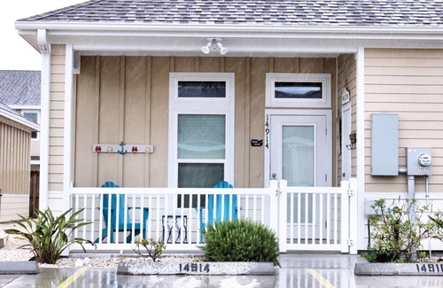 Corpus Christi House | Corner Unit! Beautiful, 1 Bedroom, Sleeps 6, Close to the Beach, 2 Great Pools!