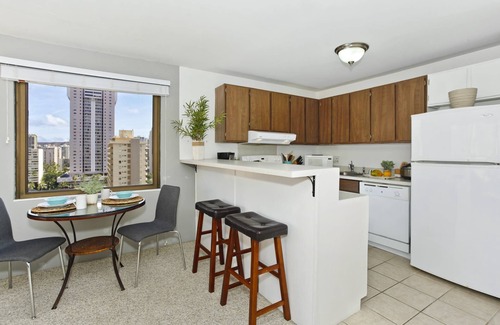 Waikiki Condo | Corner Unit with Mountain View, Full Kitchen, AC, FREE Wi-Fi and Parking!