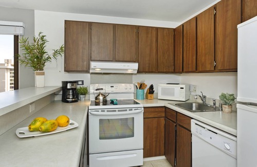 Waikiki Condo | Corner Unit with Mountain View, Full Kitchen, AC, FREE Wi-Fi and Parking!