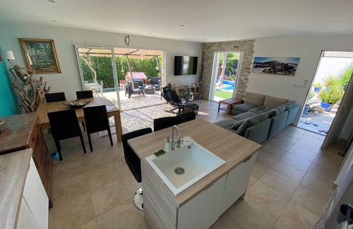 Candillargues House | Corner villa + 8m swimming pool + 5s jacuzzi + 15m from the beach & town center