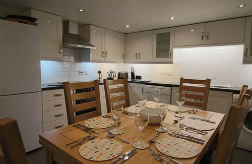 York House | Cornerhouse, a luxury townhouse 15mins walk along the charming river to the city
