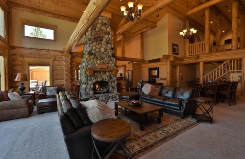 Leavenworth House | Cornerstone ~ Luxurious Log Home ~ Game Room ~ Outdoor Pool ~ Hot Tub