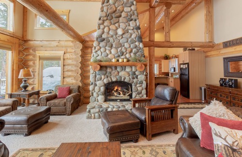 Leavenworth House | Cornerstone ~ Luxurious Log Home ~ Game Room ~ Outdoor Pool ~ Hot Tub