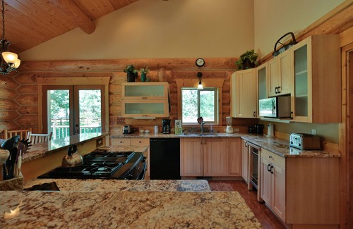 Leavenworth House | Cornerstone ~ Luxurious Log Home ~ Game Room ~ Outdoor Pool ~ Hot Tub