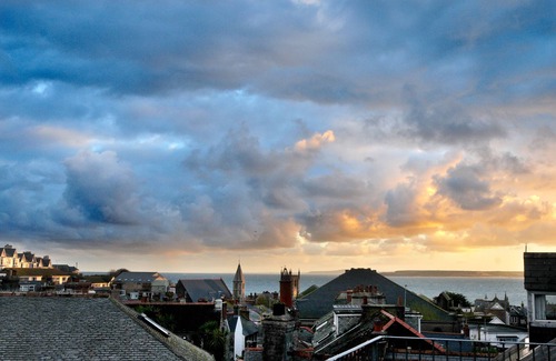 St Ives House | Cornish Pearl. Spacious three bedroom cottage 400 yards to the beach inc parking
