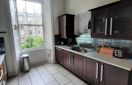 Old Town Apartment | Cornwall Street [297] is a Spacious and charming apartment close to Usher Hall