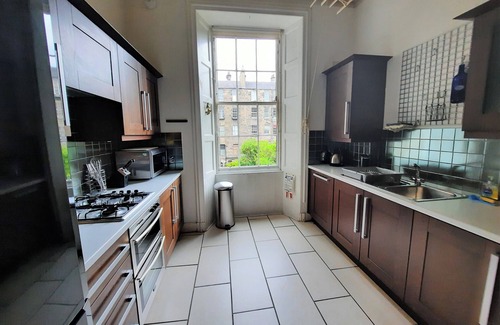 Old Town Apartment | Cornwall Street [297] is a Spacious and charming apartment close to Usher Hall