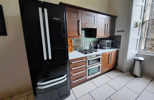 Old Town Apartment | Cornwall Street [297] is a Spacious and charming apartment close to Usher Hall