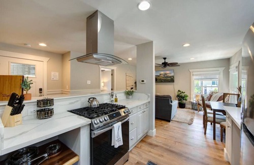 Coronado Apartment | Coronado Unit 3 - B Ave Bungalows · King-sized 1/1, 5-10 Min Walk to Coronado Beach!