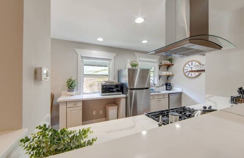 Coronado Apartment | Coronado Unit 3 - B Ave Bungalows · King-sized 1/1, 5-10 Min Walk to Coronado Beach!
