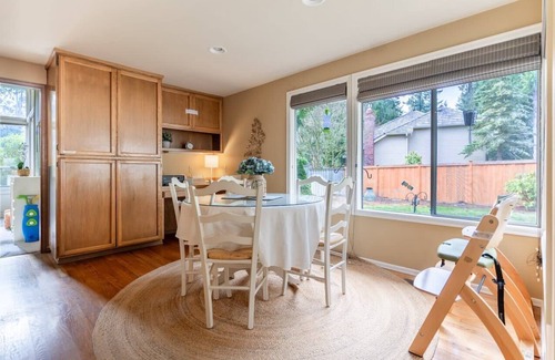 Inglewood House | Corporate Housing Charm near East Sammamish Park