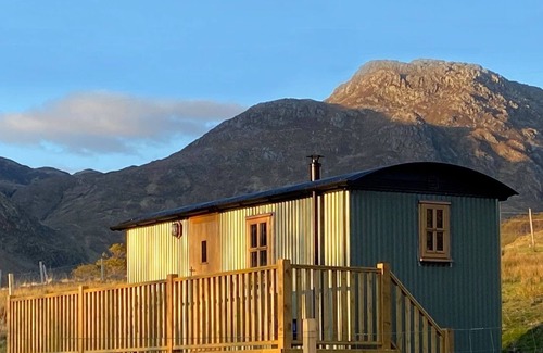 Arnisdale Cottage | Corran Shepherd’s Hut is a beautiful hand-crafted hut that anyone will enjoy staying in.