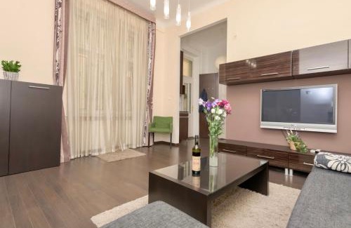 Belso-Ferencvaros Apartment | Corvina Apartment Budapest with FREE Private Parking