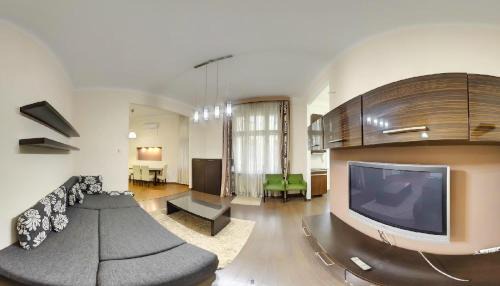 Belso-Ferencvaros Apartment | Corvina Apartment Budapest with FREE Private Parking