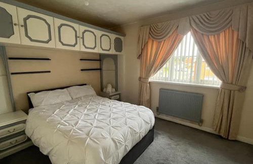 Bilston Villa | Cose ley Home Away from Home