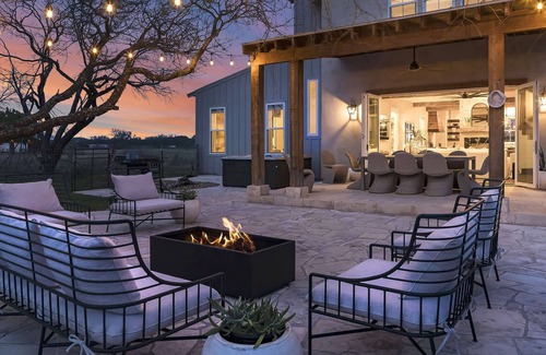 Fredericksburg House | Cosette's on the Creek, hot tub, sleeps 10!