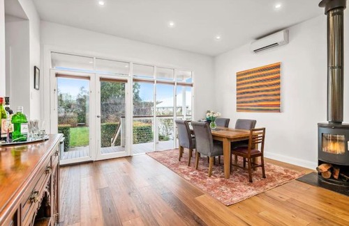 Trentham House | Cosmo House - 6 Guests, 2 fireplaces 600m from town