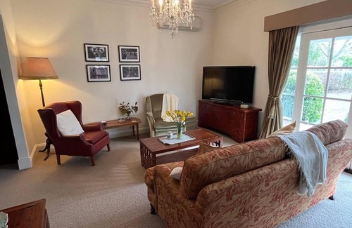 Trentham House | Cosmo House - 6 Guests, 2 fireplaces 600m from town