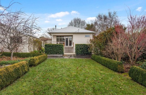 Trentham House | Cosmo House - 6 Guests, 2 fireplaces 600m from town