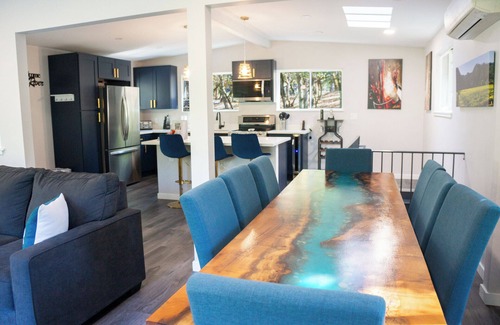 Hacienda House | Cosmo Retreat~Chic, FUN Escape in the Redwoods w/BocceBall/HotTub/Pup/WiFi/AC