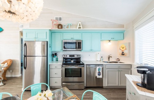 Port Aransas House | Costa Azul Beach Cottage, Sunday Villas 2 - Pool - Walk to Beach - In Town