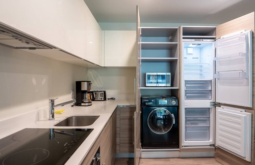 Hollywood Apartment | @Costa Hollywood, Luxurious 1BR+Den! Steps from the beach, Kitchen+Laundry